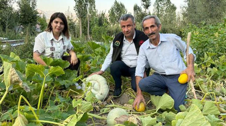 Toprağına Bağlı Bir Baba: Kendi Ürünleriyle 10 Çocuğunu Yetiştiren Çiftçi Toprağına Bağlı Bir Baba: Kendi Ürünleriyle 10 Çocuğunu Yetiştiren Çiftçi