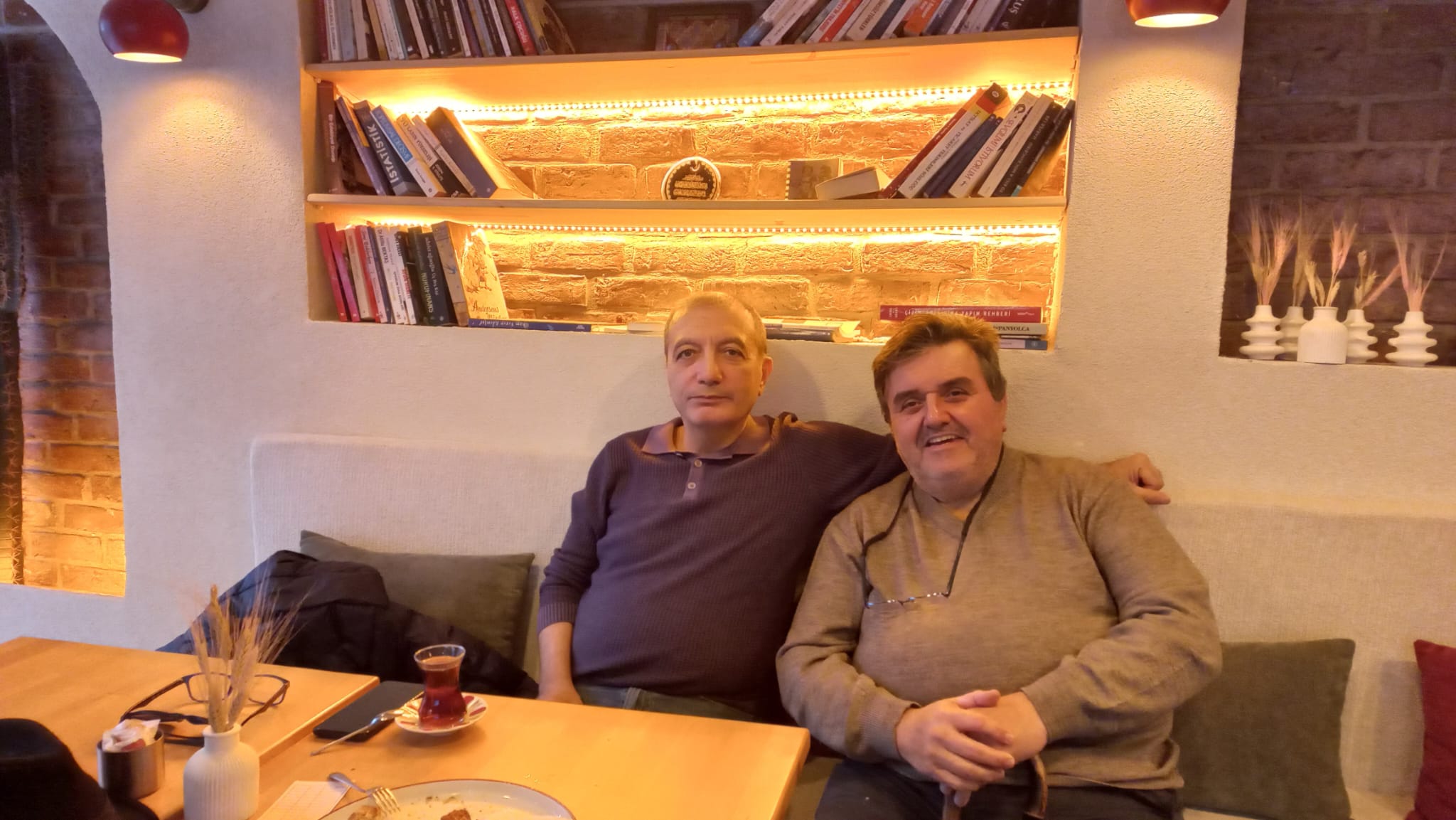 Kadıköy’de İki Dostun Pastırma Yazı Sohbeti Kadıköy’de İki Dostun Pastırma Yazı Sohbeti