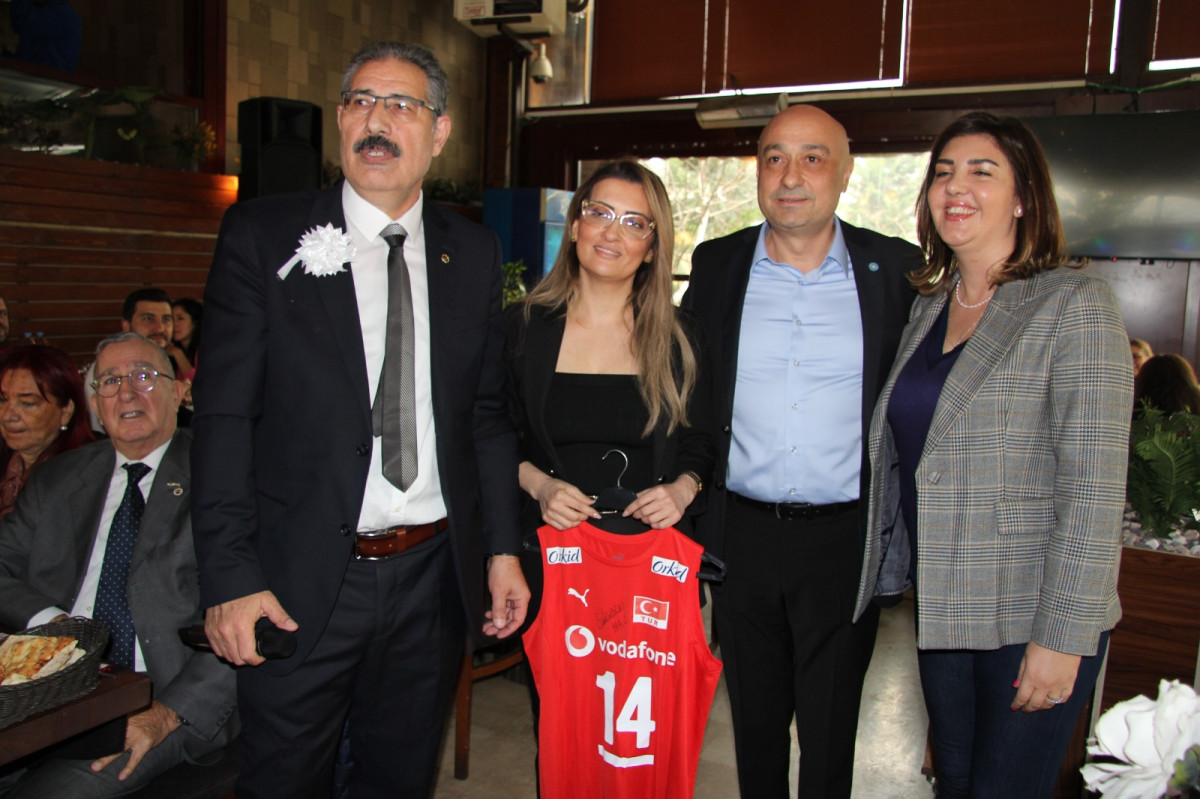 ATAEĞİTİMDER’İN ETKİNLİĞİNDE İYİ PARTİLİ ALİ COŞKUN’DAN CHP’Lİ RAHŞAN SERTKAYA DANİŞ’E DÜNYA EMEKÇİ KADINLAR GÜNÜ HEDİYESİ… ATAEĞİTİMDER’İN ETKİNLİĞİNDE İYİ PARTİLİ ALİ COŞKUN’DAN CHP’Lİ RAHŞAN SERTKAYA DANİŞ’E DÜNYA EMEKÇİ KADINLAR GÜNÜ HEDİYESİ…
