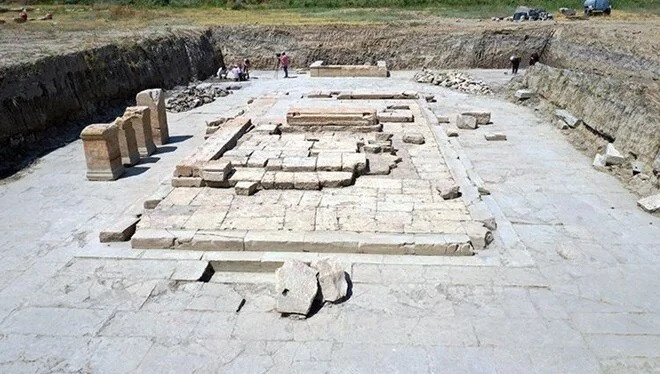 Aydın'daki Zeus Tapınağı'nda Sunak Keşfedildi Aydın'daki Zeus Tapınağı'nda Sunak Keşfedildi