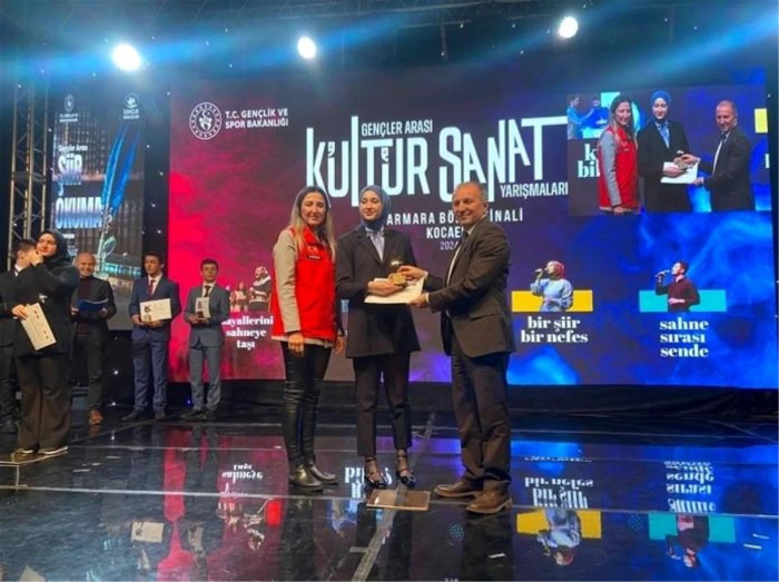 Ayşegül Özkan, Marmara Bölge Şiir Yarışmasında Zirvede!
