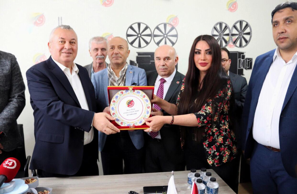 Cemal Enginyurt, Bağımsız Medya & Gazeteciler Derneğin de sorunları dinledi. Cemal Enginyurt, Bağımsız Medya & Gazeteciler Derneğin de sorunları dinledi.