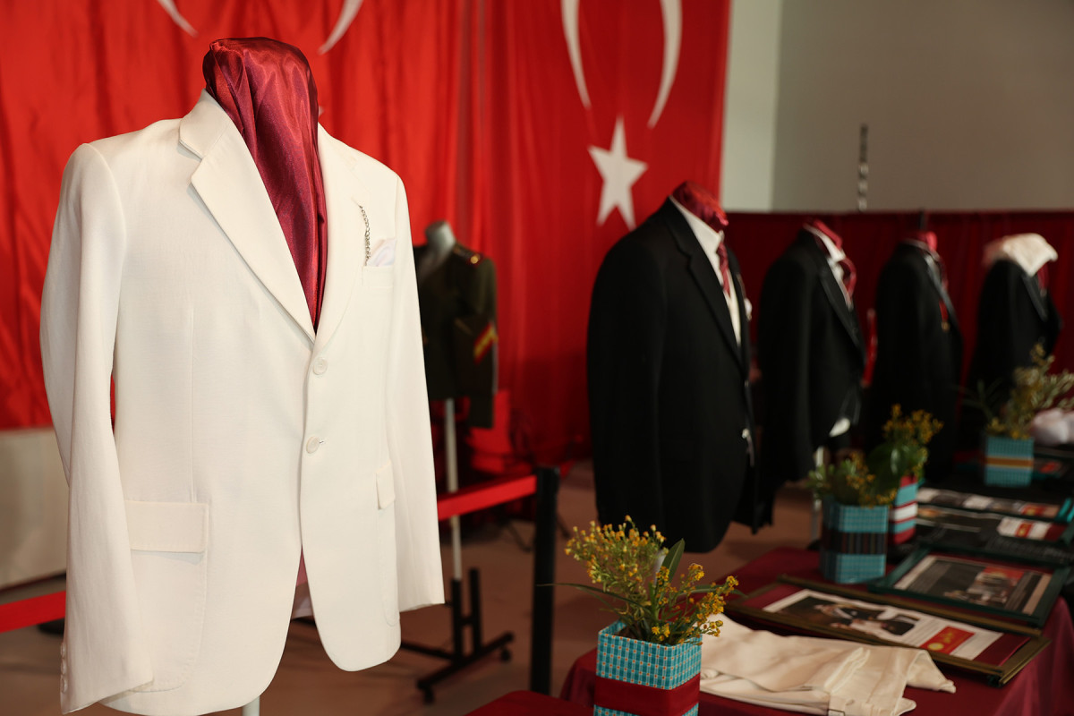 CUMHURİYETİN 100'NCÜ YILINDA ATATÜRK'ÜN KIYAFETLERİ ATAŞEHİR'DE SERGİLENİYOR CUMHURİYETİN 100'NCÜ YILINDA ATATÜRK'ÜN KIYAFETLERİ ATAŞEHİR'DE SERGİLENİYOR