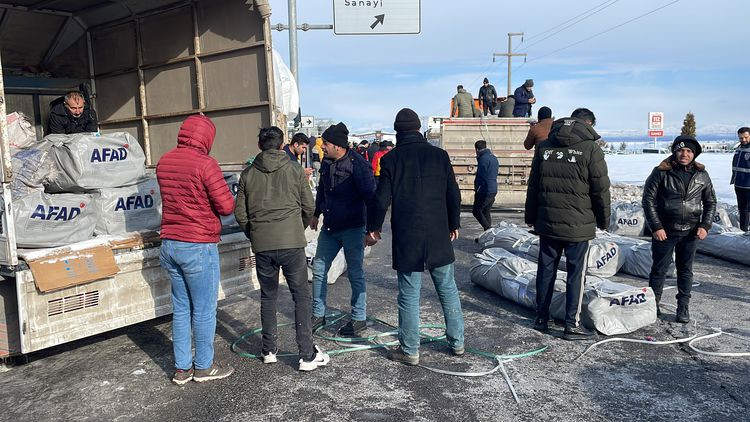  Ekipleri, Malatya'daki depremzedelere çadır dağıtımını tüm hızıyla sürdürüyor