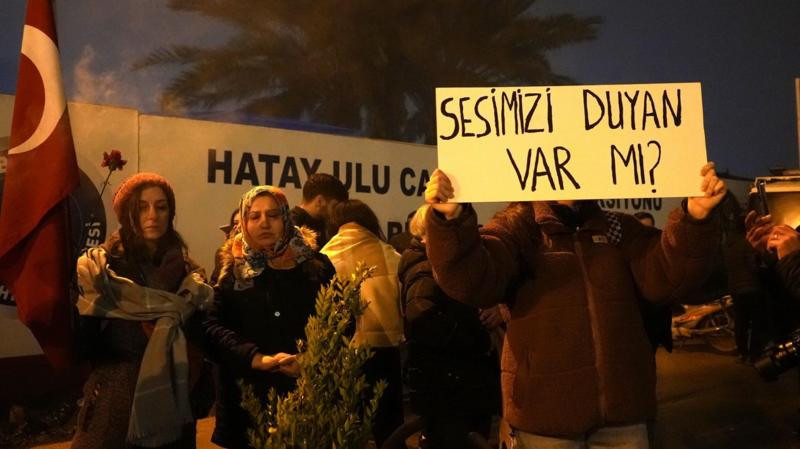HATAY'DA ORTA HASARLI BİNA MAĞDURİYETİ: BİR YILDIR SÜREN ÇARESİZLİK HATAY'DA ORTA HASARLI BİNA MAĞDURİYETİ: BİR YILDIR SÜREN ÇARESİZLİK