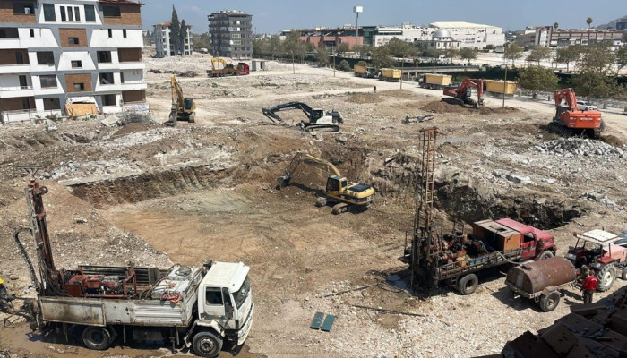Hatay'da Yeni Projelerin Temel Atma Töreni Yapıldı, Ancak Vatandaşlar ve Uzmanlar Endişeli