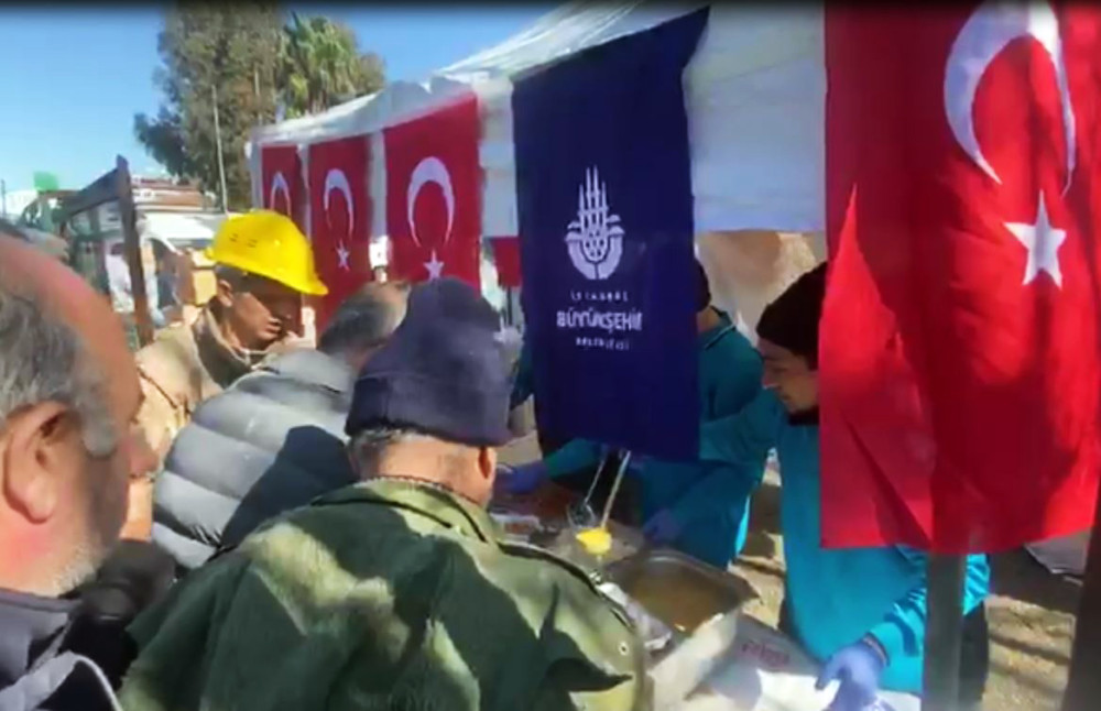 İBB DEPREM BÖLGESİNDE YEMEK VE YARDIM DAĞITIMINI SÜRDÜRÜYOR İBB DEPREM BÖLGESİNDE YEMEK VE YARDIM DAĞITIMINI SÜRDÜRÜYOR