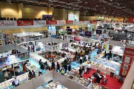 Kitap Fuarlarının Büyüsü ve Sorularla Dolu Dünyası Kitap Fuarlarının Büyüsü ve Sorularla Dolu Dünyası