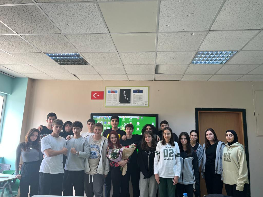 "Minnet ve Sevgi Dolu Öğretmenler Günü: Gizem Hoca ve Doğa Koleji'nin Unutulmaz Kutlaması"