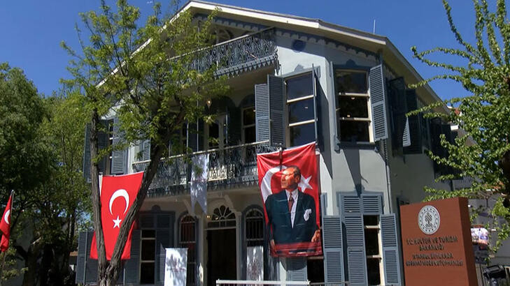 Restorasyonu tamamlanan Büyükada Edebiyat Müze Kütüphanesi açıldı. Restorasyonu tamamlanan Büyükada Edebiyat Müze Kütüphanesi açıldı.