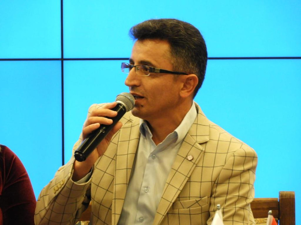 SANATÇI SİYASET YAPMALI MI ? SANATÇI SİYASET YAPMALI MI ?