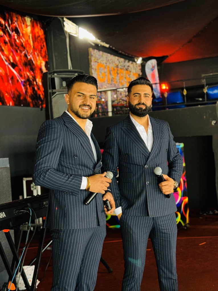 Türk Müzik Sahnesinin Yükselen Yıldızları: Sedat Çelik ve Sinan Özaraz