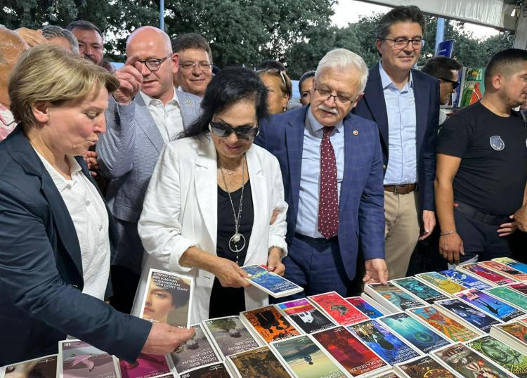 Türkan Şoray, Burhaniye Kitap Fuarı'nın Onur Konuğu Türkan Şoray, Burhaniye Kitap Fuarı'nın Onur Konuğu