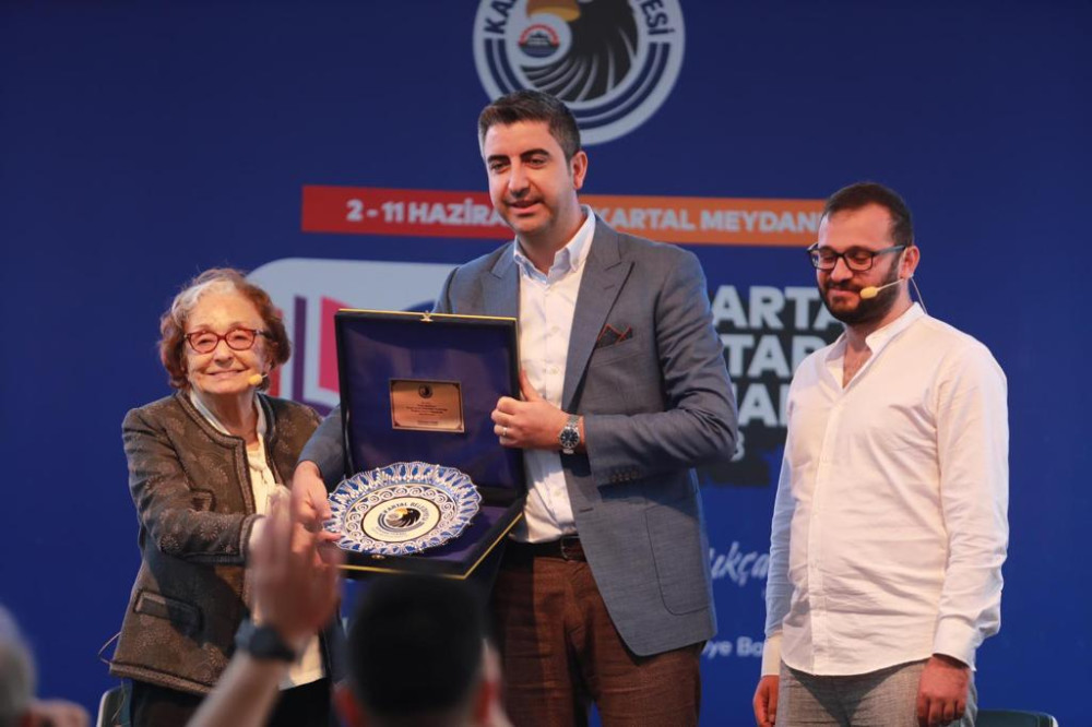Yazar Gülten Dayıoğlu, 3. Kartal Kitap Fuarı'nda Okurlarıyla Buluştu Yazar Gülten Dayıoğlu, 3. Kartal Kitap Fuarı'nda Okurlarıyla Buluştu