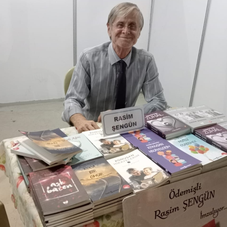 YAZAR RASİM ŞENGÜN, OKUYUCULARI İÇİN KİTAP İMZALAMAK ÜZERE BORNOVA'DA YAZAR RASİM ŞENGÜN, OKUYUCULARI İÇİN KİTAP İMZALAMAK ÜZERE BORNOVA'DA
